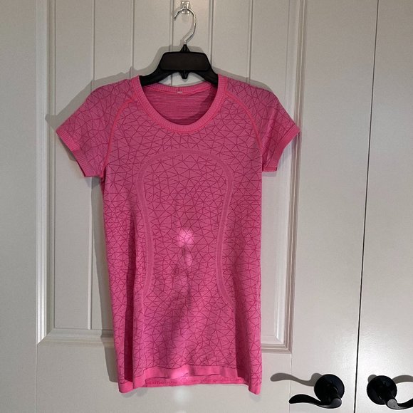 lululemon athletica Tops - Lululemon Swiftly with Geometric Shape